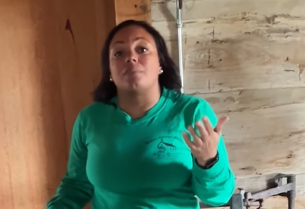 Michelle Robbins dirigeant une visite guidée pour l'équipe de recherche