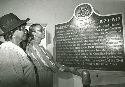 Photographie de la plaque commémorative Harriet Ross Tubman destinée à être installée devant l’église British Methodist Episcopal sur la rue Geneva à St. Catharines, en Ontario.