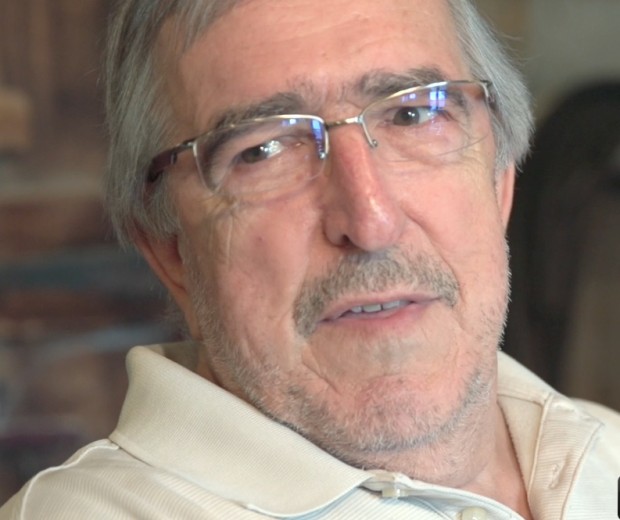 Plan rapproché d’Ernest Labelle aux cheveux gris portant des lunettes et une moustache grise.