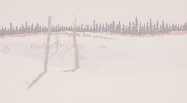 Sérigraphique scène d’hiver au ton rose pastel dominant avec deux arbres décharnés dans un champ bordé par une forêt d’épinettes.