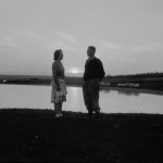 Un couple devant un lac à la Ferme Blais, Saint-Marc-de-Figuery en Abitibi