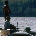 Des pêcheurs au bord d’un lac à Rémigny