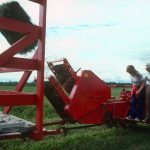 Des agriculteurs supervisent la production mécanique de balles de foin à Guyenne en Abitibi