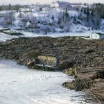 Débardage du bois sur la rivière Kinojévis en hiver, à la hauteur du pont de l’aéroport
