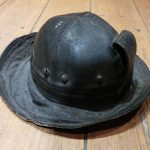 Un casque de mineur en cuir bouilli