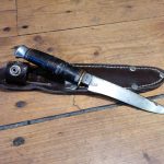 Un couteau de chasse et son étui de cuir