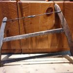 Une scie à bûche, aussi appelée scie à archet ou « bucksaw »