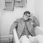 Raoul Duguay, poète, photographié chez lui à Montréal par Gabor Szilasi en 1969