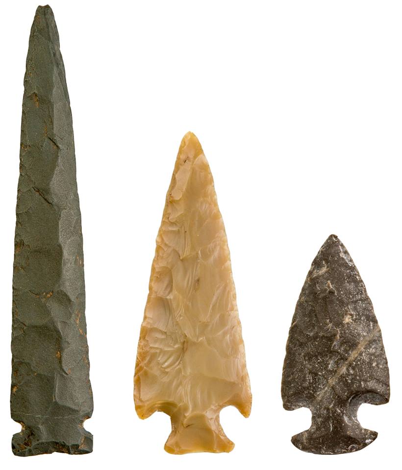 Planche de trois pointes de projectiles en pierre taillée aux formes diverses.