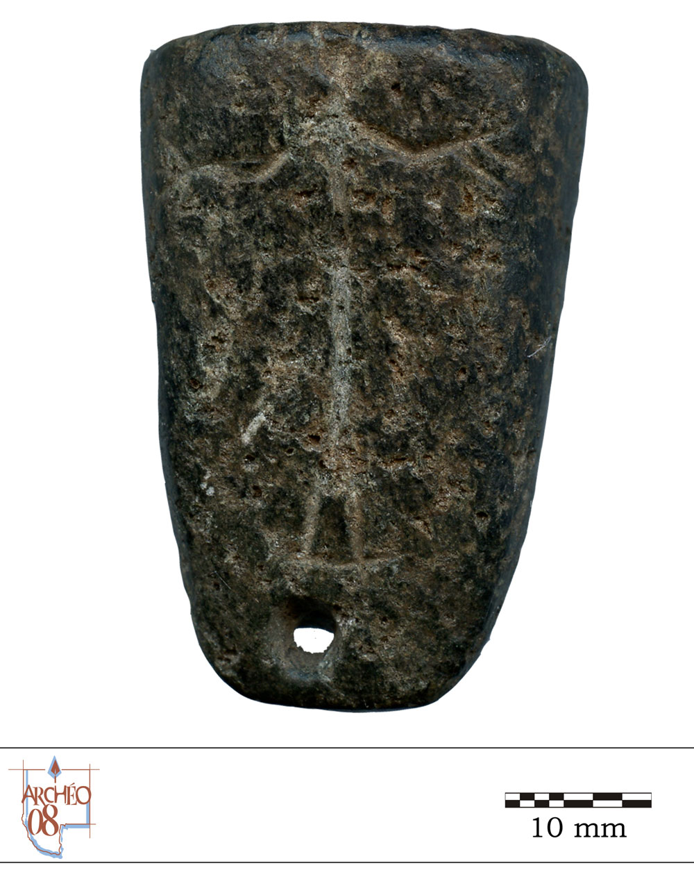 Photographie d'un fourneau de pipe en pierre. On distingue le dessin de deux figures anthropomorphes.