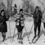 Quatre femmes en randonnée de ski de fond