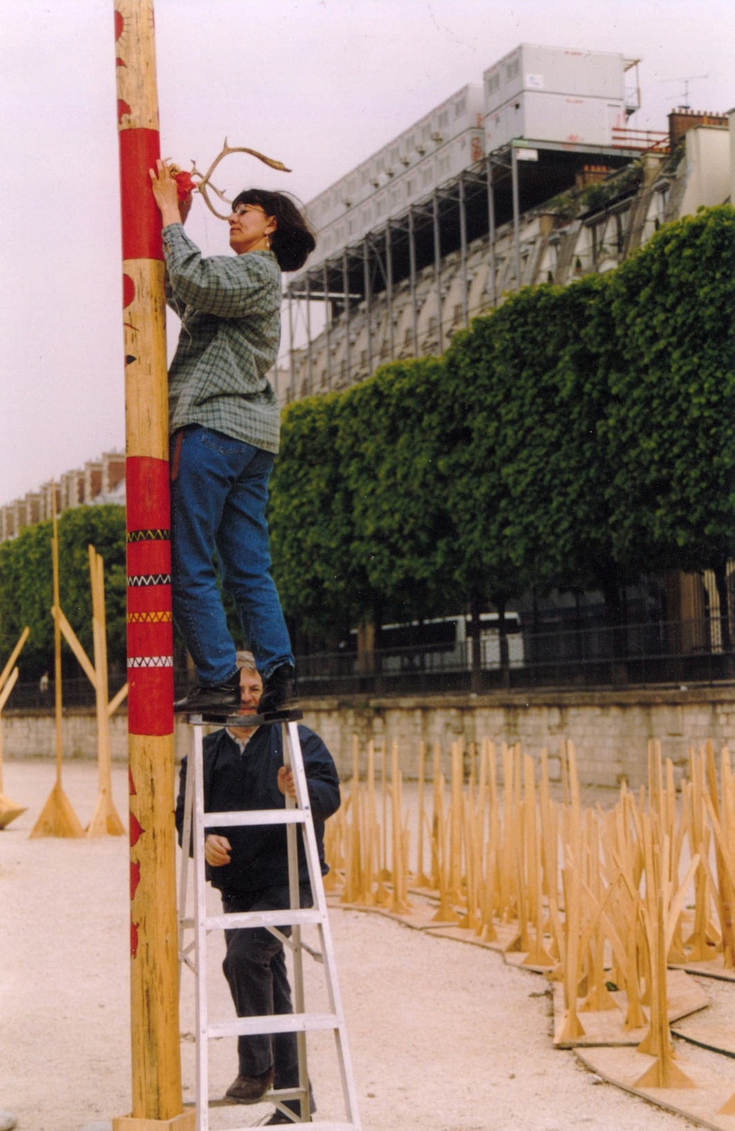 Photographie de l'artiste Virginia Pésémapeo Bordeleau en travail de création.