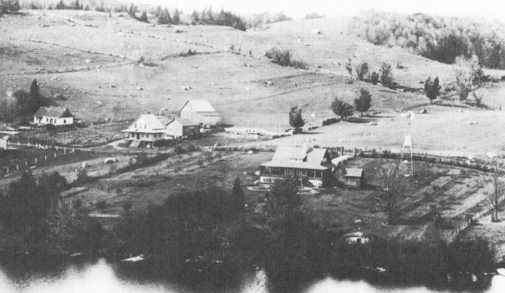 Vue aérienne ancienne d’un paysage au Lac Paquin avec quelques maisons; on y remarque le peu d’arbres.