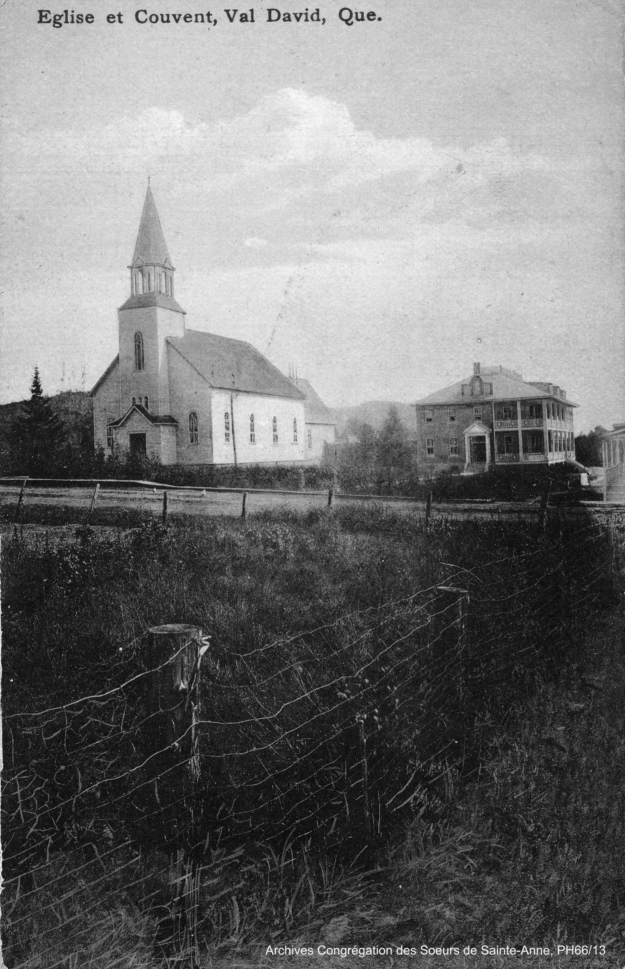 Image bucolique de L’Église de Val-David et de la Résidence Sainte-Esther des Sœurs de Sainte-Anne, côte à côte.