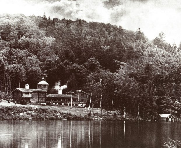 L’énorme maison en bois rond de John McConnell devant le lac Gore.