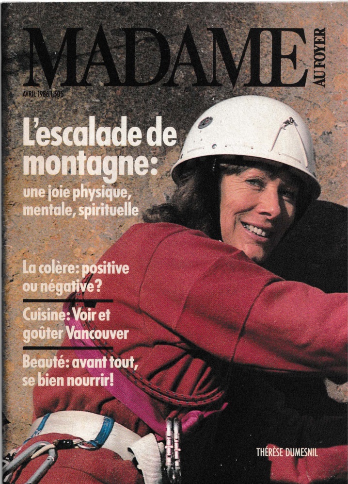 Couverture de la revue Madame au Foyer. Une d’une dame, vêtue d’un costume rouge et d’un casque blanc avec son équipement d’escalade ainsi que quelques titres d’articles. 