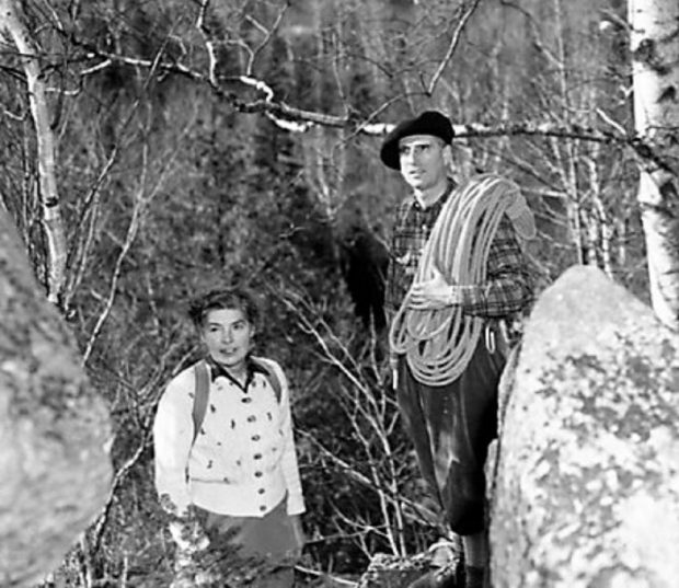 John Brett et son épouse en 1947, dans la forêt; John, un béret sur la tête, tient une corde d’escalade.
