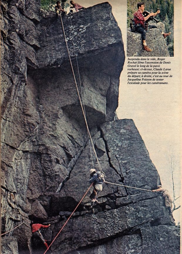 Extrait d’un magazine; un cameraman, suspendu dans le vide par des cordes retenues par trois personnes, filme un grimpeur en pleine action sur une paroi.
