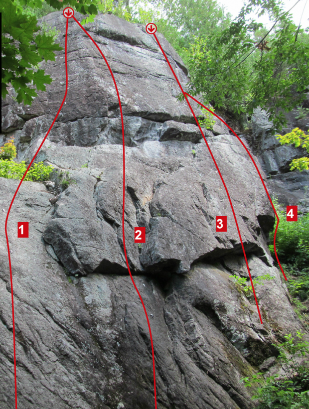 Photographie couleur d’une paroi rocheuse sur laquelle sont dessinées 4 lignes rouges indiquant 4 voies pour le grimper.