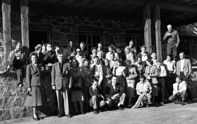 Une quarantaine de personnes du section de Montréal du club alpin du Canada sont réunies devant l'hôtel La Sapinière en 1952.