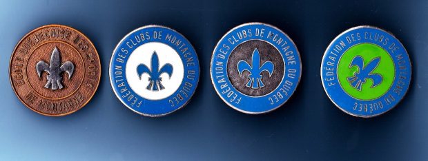 Divers écussons de la Fédération des clubs de Montagne du Québec, montrant une fleur de lys en leur centre.