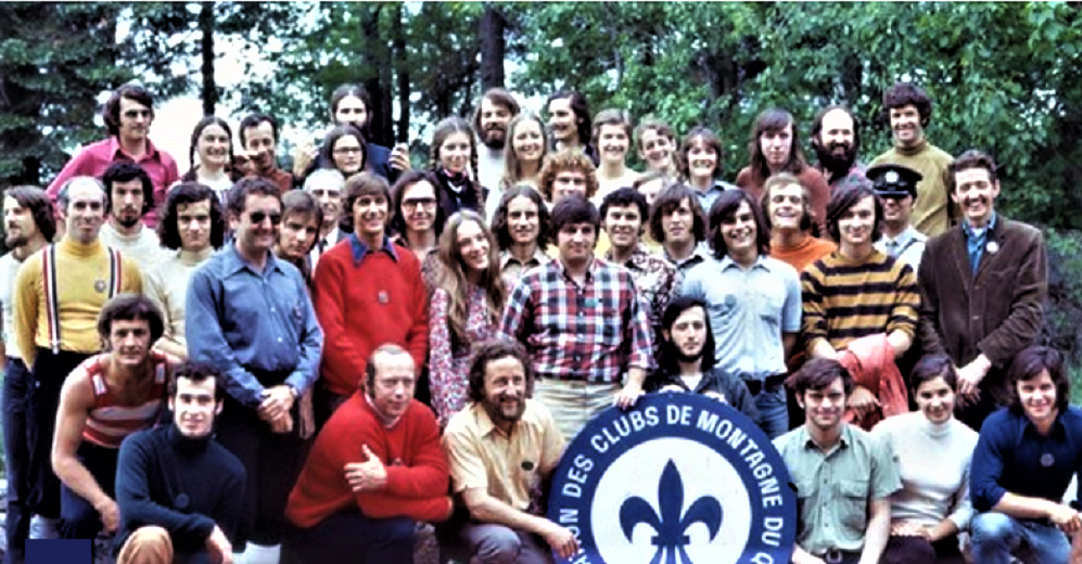 Photographie couleur d’une cinquantaine de personnes regroupées en rang serré.