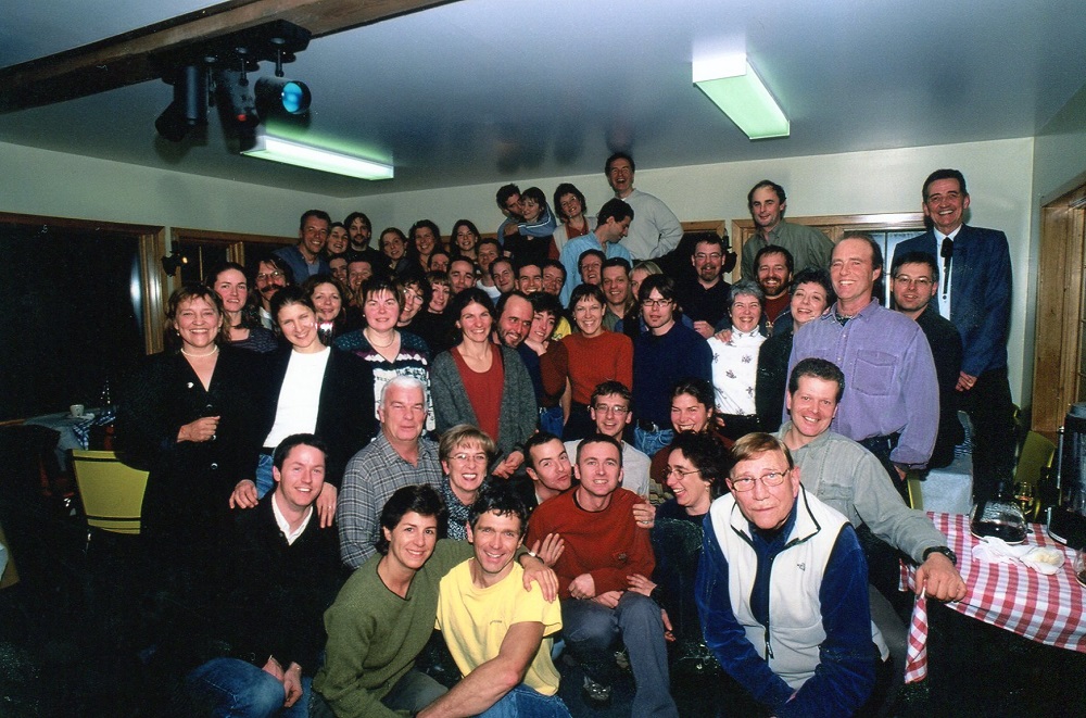 Photo souvenir d’une quarantaine de personnes réunis dans une salle lors d’une célébration.