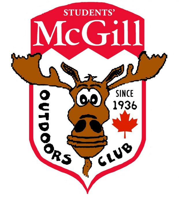 Logo rouge et blanc du McGill Outdoors Club avec au centre un dessin de tête d’orignal brune.