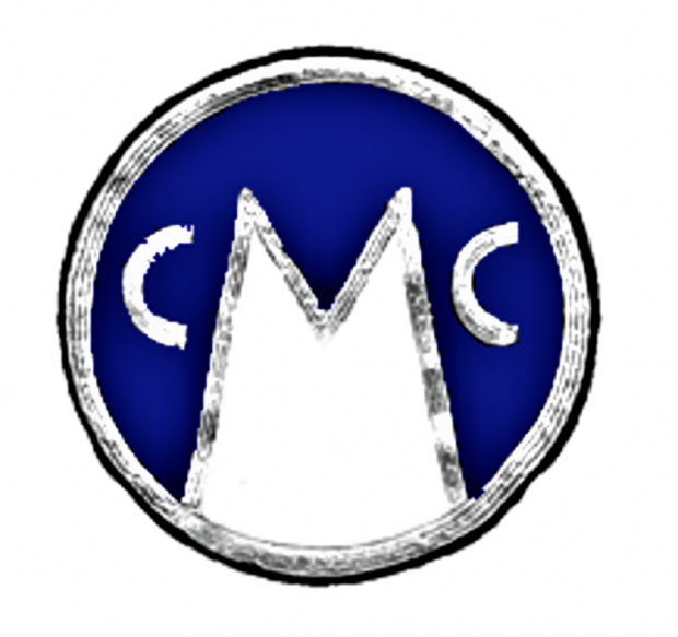Écusson bleu, gris et blanc du Club de montagne le canadien, le CMC dont le M forme deux sommets blancs.
