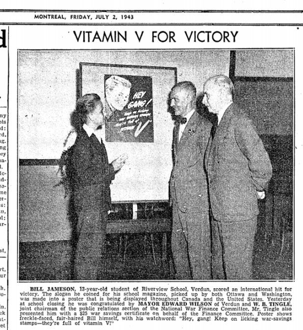 Article de journal en anglais titré « Vitamin V for Victory » composé d’une photographie de deux adultes et d’un adolescent discutant devant l’affiche promotionnelle de timbres de guerre. Suivie d’un texte explicatif de huit lignes.