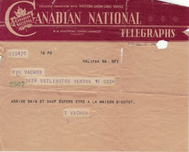Télégramme en couleur. Bandeau en haut, écrit en beige Canadian National Telegraphs sur fond rouge. Le texte d'une ligne est écrit en noir et majuscule sur fond beige, date et signature en mauve. 