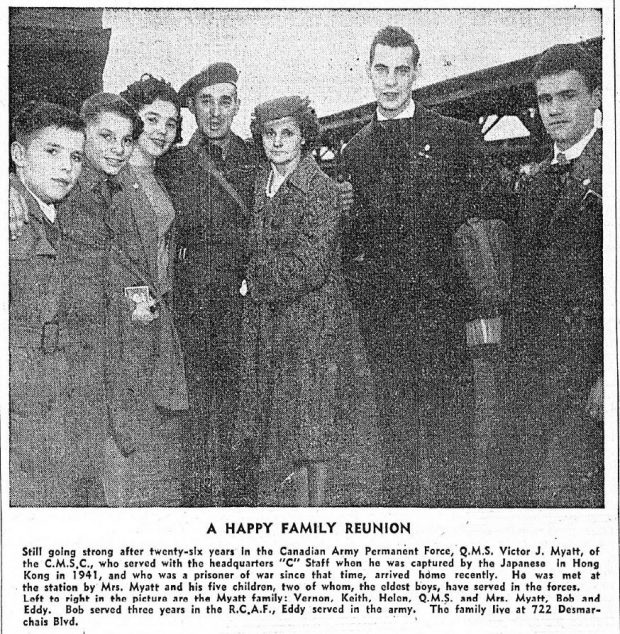 Journal noir et blanc. Photographie à une gare de train, au centre le soldat et son épouse. À gauche deux gars et une fille, à droite, deux garçons en uniforme. En dessous, article de 125 mots titré «A Happy Family Reunion».