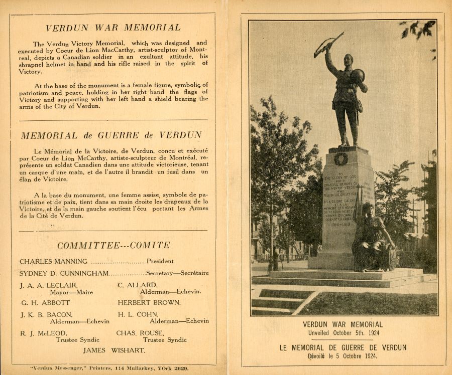 Deux pages de programmation bilingue en beige et noir. Sur la page de gauche se trouvent trois encadrés (descriptions du monument en anglais, en français et noms des membres du comité), alors que sur la page de droite se trouve la photographie du monument. 