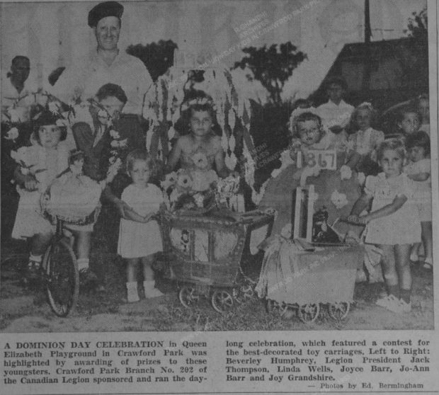 Article de journal en noir et blanc sur lequel se trouve une photographie de deux hommes debout avec une dizaine d'enfants sur le devant et à droite. À l'avant-plan, un vélo et deux poussettes-jouets. En arrière-plan, quelques arbres et un bâtiment. L’article est suivi d'un texte de 60 mots. 