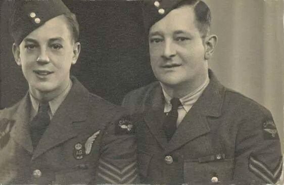 Portrait en noir et blanc de deux aviateurs debout, père et fils, portant l’uniforme de l’Aviation royale canadienne. Photographie cadrée sur le haut du corps. 