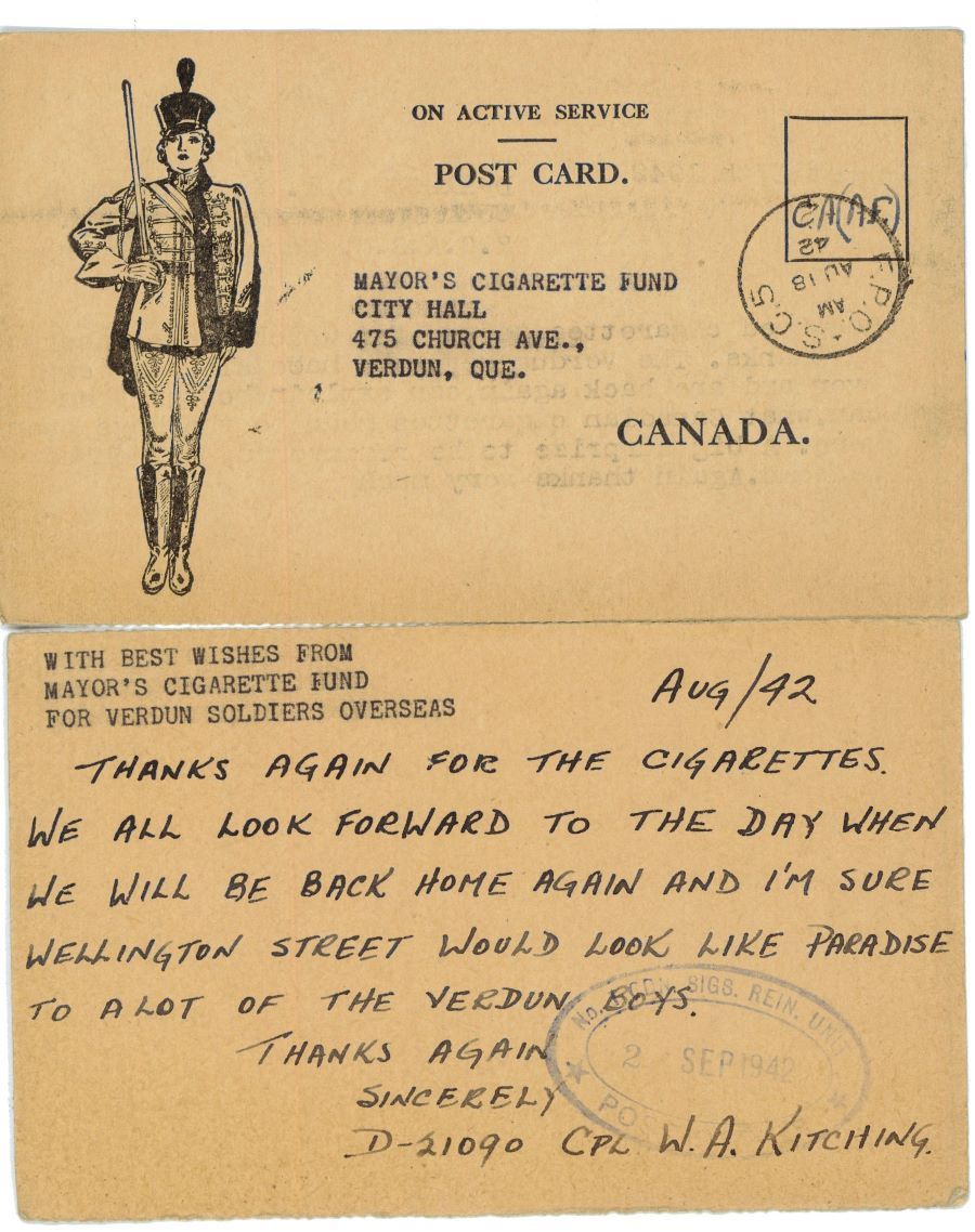 Carte postale beige comportant un texte manuscrit. Au recto de la carte, un dessin d’une femme en uniforme qui porte un chapeau, un manteau d’officier, des pantalons ainsi que des bottes de cérémonie militaire.