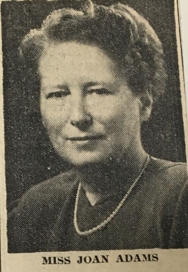 Portrait du haut du corps d'une femme publié dans un journal en noir et blanc. 