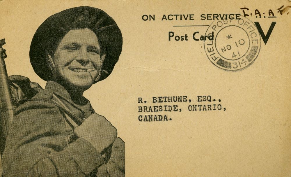 Une carte postale marquée d’un tampon représente un soldat de la Seconde Guerre mondiale qui sourit avec une cigarette dans la bouche. Elle est adressée à R. Bethune, Esq., Braeside, Ontario, Canada.