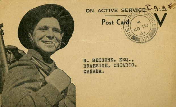 Une carte postale marquée d’un tampon représente un soldat de la Seconde Guerre mondiale qui sourit avec une cigarette dans la bouche. Elle est adressée à R. Bethune, Esq., Braeside, Ontario, Canada.