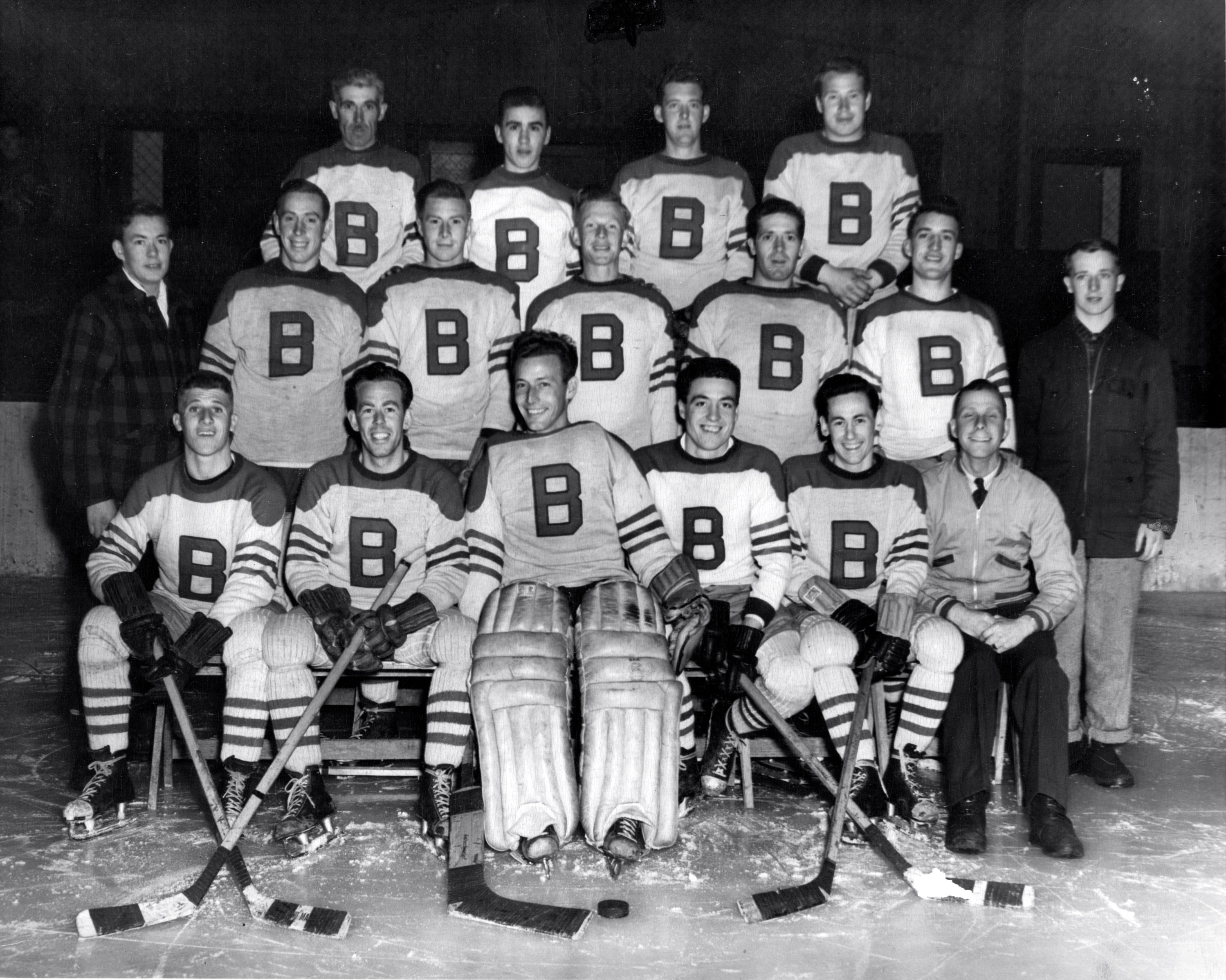 Une photo d’une équipe de hockey montre des joueurs vêtus d’un chandail blanc avec la lettre B au centre.