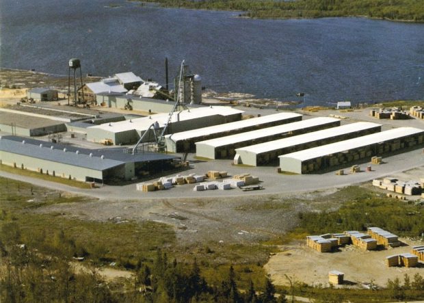 Une photo aérienne du site de la scierie Braeside en été avec des estacades près des berges