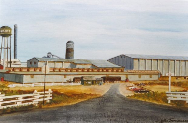 Une peinture de la scierie Gillies montre des voitures garées devant l’usine et le château d’eau en arrière.