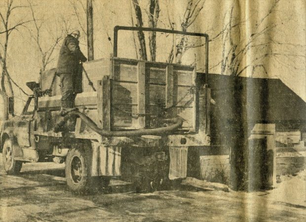 Une coupure de journal montre un homme en train de pomper de l’eau dans son camion à l’aide d’un tuyau.