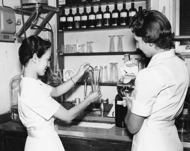 Photo en noir et blanc de deux femmes au travail dans le laboratoire.