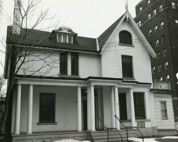 Photo en noir et blanc d’un immeuble à deux étages.