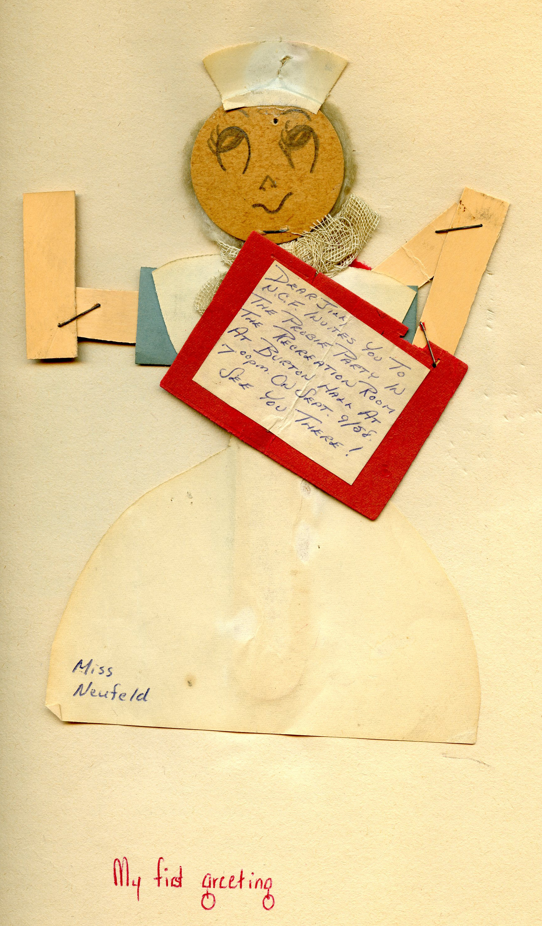 Une poupée de papier représentant une infirmière tenant une invitation.