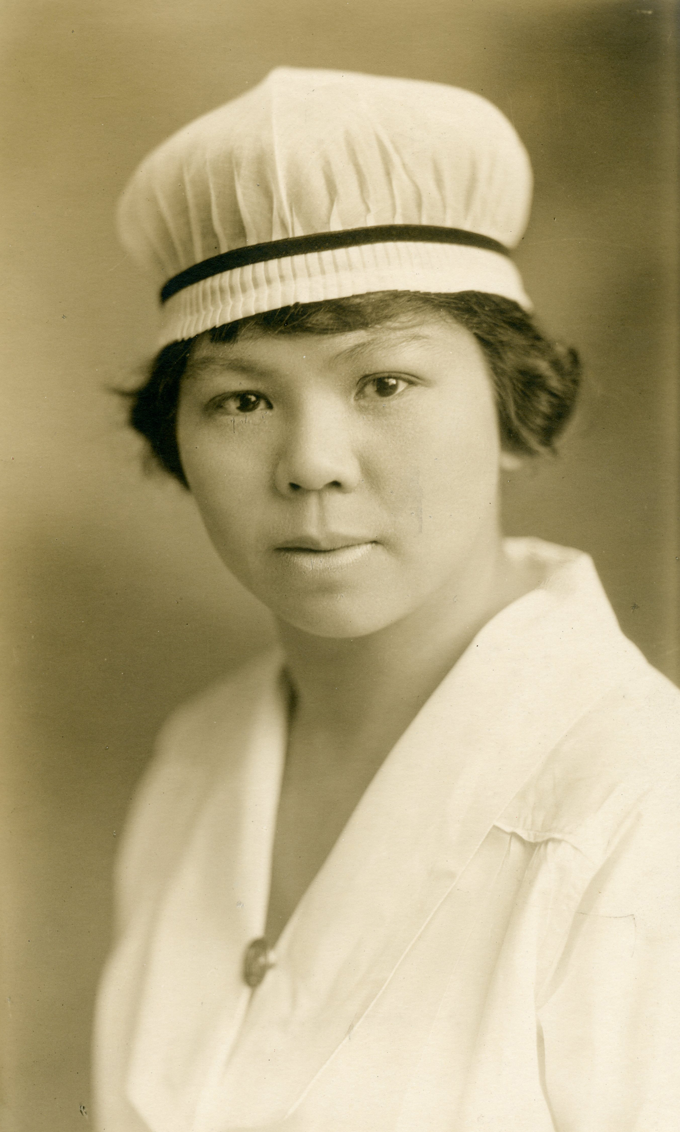 Portrait officiel d’une jeune femme portant un uniforme d’infirmière complet.