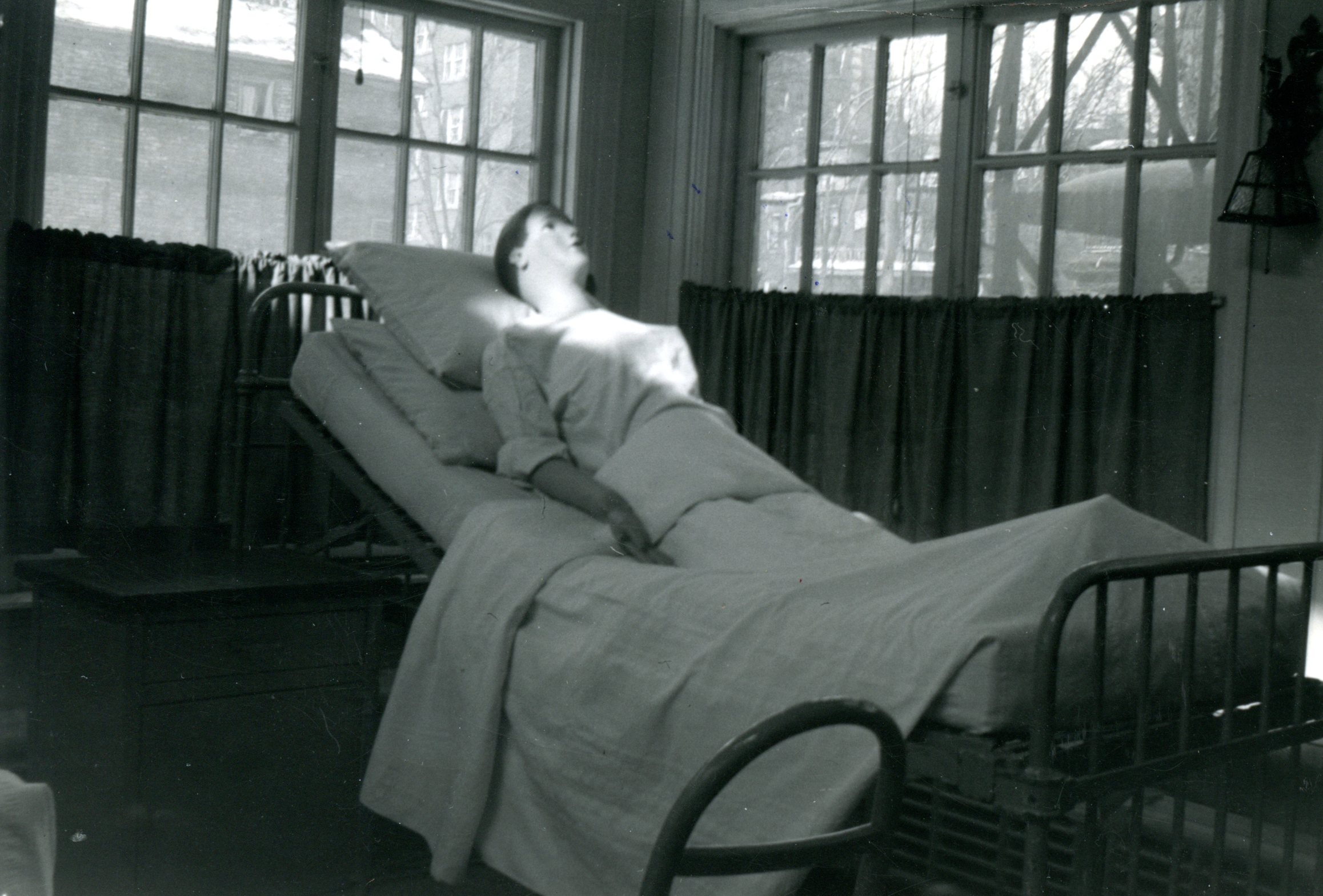 Un mannequin repose dans un lit d’hôpital.