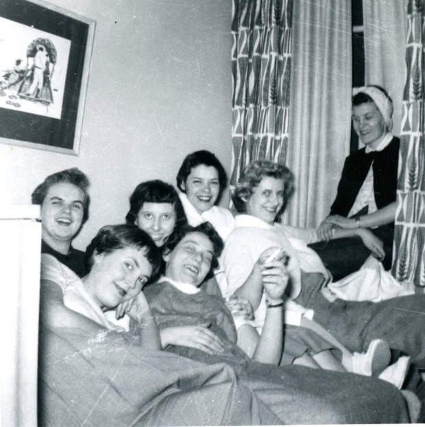 Sept jeunes femmes portant des vêtements décontractés rient et se détendent.