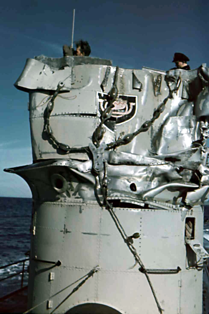 photo d’un sous-marin allemand avec une tourelle de commandement endommagée